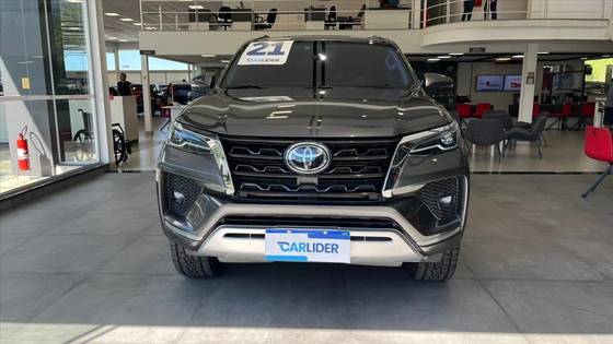 TOYOTA HILUX 2.8 D-4D TURBO DIESEL CD SRX 4X4 AUTOMÁTICO